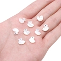 Cuentas de concha natural con forma de pato para joyería DIY, mostradas en la mano - Apertura Aprox. 0,5 mm Blanco / Pato