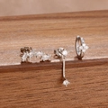 Set di tre orecchini in argento con zirconi marquise su supporto in legno naturale - Argento Bianco