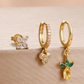 Makroansicht goldener Blumenohrringe und Ananas-Creolen-Set mit Kristallsteinen - Gold Ananas Blume Stil (Y27196)