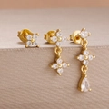 Elegante goldene Blumenohrringe mit funkelndem Zirkonia und poliertem Finish - Gold Blume Wassertropfen Stil (Y27221)