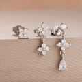 Detailansicht eines silbernen Blumenohrring-Sets mit glänzenden Zirkonia-Steinen - Silber Blume Wassertropfen Stil (Y27221)