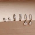 Detailansicht silberner Piercing-Ohrringe mit Blumensteckern und Zirkonia-Creolen - Silber Und Weiß Stil (Y26996)