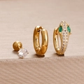 Détail macro du set de boucles d'oreilles serpent dorées avec diamants et yeux verts - Ensemble de Boucles d'Oreilles Serpent / Blanc Doré (Y27133)