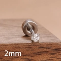 Macro d'un clou d'oreille en zircon de 2mm avec serti à quatre griffes sur bois - Blanc Argenté (Y27313) / 2mm