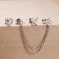 Détail de boucles d'oreilles argentées avec cœur, papillon et clous à chaîne fleurie - Blanc Argenté (Y27142)