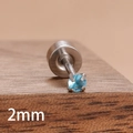 Vue macro d'un piercing d'oreille 2mm en zircon bleu ciel avec serti à quatre griffes - Bleu (Y27313) / 2mm