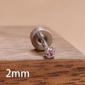 Vue rapprochée d'un clou d'oreille en zircon rose de 2mm avec serti à quatre griffes - Violet (Y27313) / 2mm