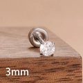 Gros plan d'un clou d'oreille de 3mm en zircone avec serti à quatre griffes et vis plate - Blanc Argenté (Y27313) / 3mm