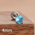 Vue macro d'une boucle d'oreille zircon bleu clair 4mm avec serti à quatre griffes - Bleu (Y27313) / 4mm