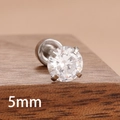 Vue macro d'un clou d'oreille en zircone de 5mm avec serti à quatre griffes et dos plat - Blanc Argenté (Y27313) / 5mm
