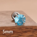 Détail macro du piercing 5mm en zircon bleu clair avec sertissage en acier inoxydable - Bleu (Y27313) / 5mm