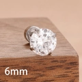 Vue macro d'un clou d'oreille en zircon de 6 mm avec une monture à quatre griffes - Blanc Argenté (Y27313) / 6mm