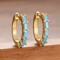 Détail de créoles dorées ornées de pierres turquoise en taille baguette avec griffes - Or Bleu