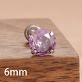Vue macro d'un clou d'oreille en zircon violet 6mm avec monture à quatre griffes - Violet (Y27313) / 6mm
