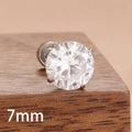 Vue macro d'un clou d'oreille en zircon 7mm avec sertissage à quatre griffes en acier - Blanc Argenté (Y27313) / 7mm