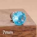 Gros plan détaillé du clou d'oreille en zircon bleu de 7 mm avec monture argentée à griffes - Bleu (Y27313) / 7mm