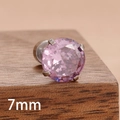 Détail du clou d'oreille avec zircon rose de 7mm et monture argentée à quatre griffes - Violet (Y27313) / 7mm
