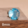 Vue macro d'un clou d'oreille en zircon bleu ciel 8mm avec serti à quatre griffes en acier - Bleu (Y27313) / 8mm
