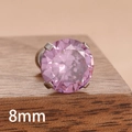 Détail macro d'un clou d'oreille en zircon rose de 8 mm avec monture à quatre griffes - Violet (Y27313) / 8mm