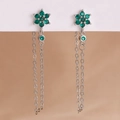 Dettaglio di orecchini a fiore in argento con turchese verde e lunghe nappe eleganti - Argento/Verde