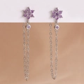 Dettaglio di orecchini d'argento con fiore di zircone viola e catena a nappa fine - Argento Viola