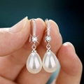 Elegante silberne Perlenohrringe in Tropfenform mit Zirkonia-Besatz und langen Anhängern - 7270 Silberfarben