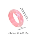 Vue détaillée du large bracelet en résine rose avec texture facettée et ses dimensions - Style Coupe Facettée Losange Rose Douce Rose (B3565)