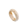 Détail d'un large bracelet en résine blanc crème avec une surface géométrique facettée - Style Polyèdre Imitation Pierre Blanc Crème Beige (B3557)