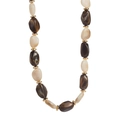 Dettaglio della collana di perle in resina colorata con perle marmorizzate e dorate - Collana / Marrone scuro