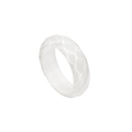 Gros plan sur la bague géométrique en résine blanche au design minimaliste en 3D - Style Coupe Géométrique Facettée Blanc Semi-transparent (B3558)