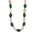 Dettaglio collana con perle in resina verde e bianco crema e distanziali dorati - Collana / Verde