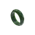 Détail d'une bague géométrique en résine vert foncé avec des facettes polies et lisses - Style Facetté Résine Semi-transparente Vert Foncé (B3561)