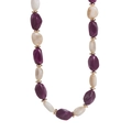 Dettaglio di perle in resina colorata con texture marmorea e distanziatori in metallo dorato - Collana / Viola