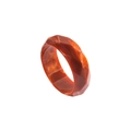 Vue détaillée d'une bague géométrique en résine avec une texture ambre translucide - Style Écaille de Tortue Ambre Semi-transparent Brun Rougeâtre (B3563)