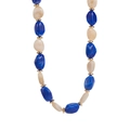 Dettaglio ravvicinato di perle in resina blu scuro e bianco crema con distanziali dorati - Collana / Blu Reale Chiaro