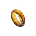 Gros plan d'une bague en résine ambrée à facettes géométriques avec texture fluide - Style Texture Fluide Géométrique Facetté Série Jaune Brun (B3564)
