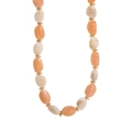 Dettaglio della collana di perle in resina colorata con distanziatori dorati su sfondo bianco - Collana / rosa carne