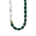 Détail d'un collier de perles baroques et malachite verte avec accent de bille dorée - Vert