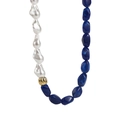 Détail du collier de perles baroques avec perles en résine marbrée bleue et accents dorés - Bleu saphir