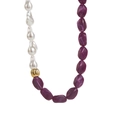 Détail du collier de perles baroques et perles en résine marbrée violette avec perle dorée - Violet