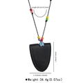 Detalle de las dimensiones del collar de cuero con cuentas de colores y cierre de estrella - Negro
