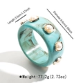 Détail d'un large bracelet en résine turquoise avec perles serties sur métal doré - Style Base Carrée Perle Artificielle Texture Turquoise (B3484)