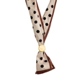 Dettaglio dell'anello per foulard dorato martellato con accessorio in seta a pois retrò - Pois Crema (Fibbia Dorata Strutturata) / Bianco