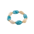 Detalle macro de cuentas de resina jaspeada y espaciadores dorados en una pulsera elegante - Azul claro