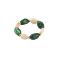 Detalle de pulsera de cuentas de resina coloridas con textura de mármol verde y oro - Verde