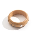 Primer plano detallado de brazalete de madera marrón con tachuelas metálicas en fondo blanco - Estilo de Remache de Madera (B3435)