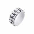 Vue macro d'une bague en céramique blanche avec motifs papillons noirs et fleurs fines - Style Fleur Cinq Pétales Papillon Blanc Haute Brillance (B3613)