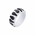 Détail d'un bracelet en résine blanche avec motifs de gouttes noires peints à la main chic - Style Peint Larme Noir Blanc Pur (B3614)