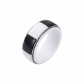 Détail de la bague géométrique en résine noir et blanc avec anneau large et fini lisse - Style Ligne Enveloppante Bloc Alterné Noir Blanc (B3615)
