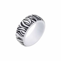 Détail d'une bague en résine à motif zèbre avec des rayures noires et blanches lisses - Style Arrondi Motif Zèbre Noir Blanc (B3616)
